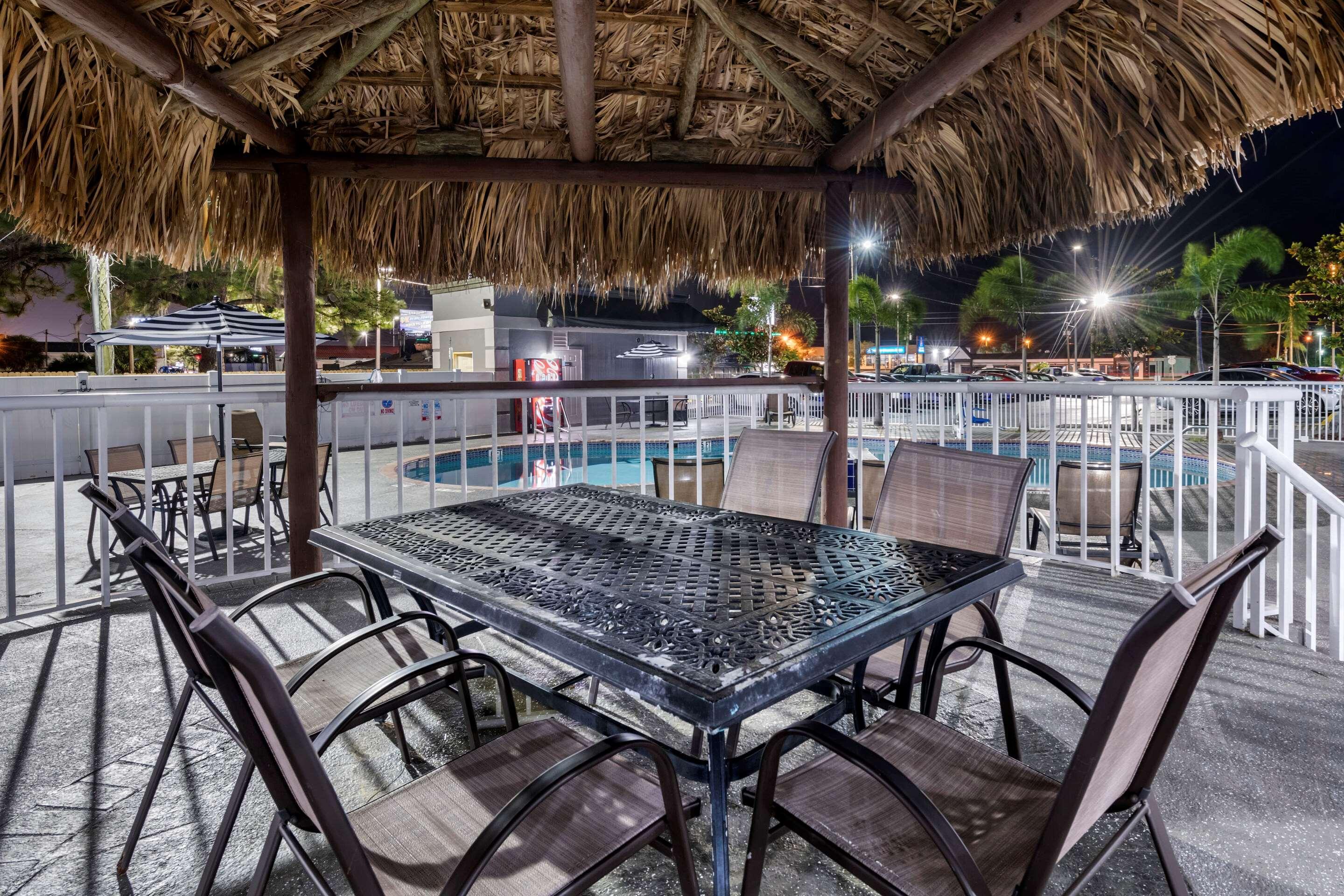 Rodeway Inn Нью-Порт-Ричи Экстерьер фото