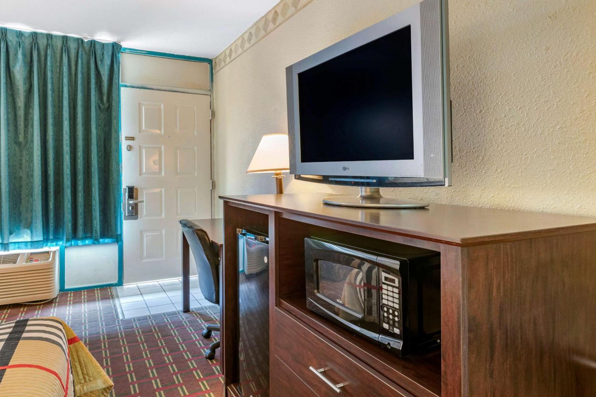 Rodeway Inn Нью-Порт-Ричи Экстерьер фото