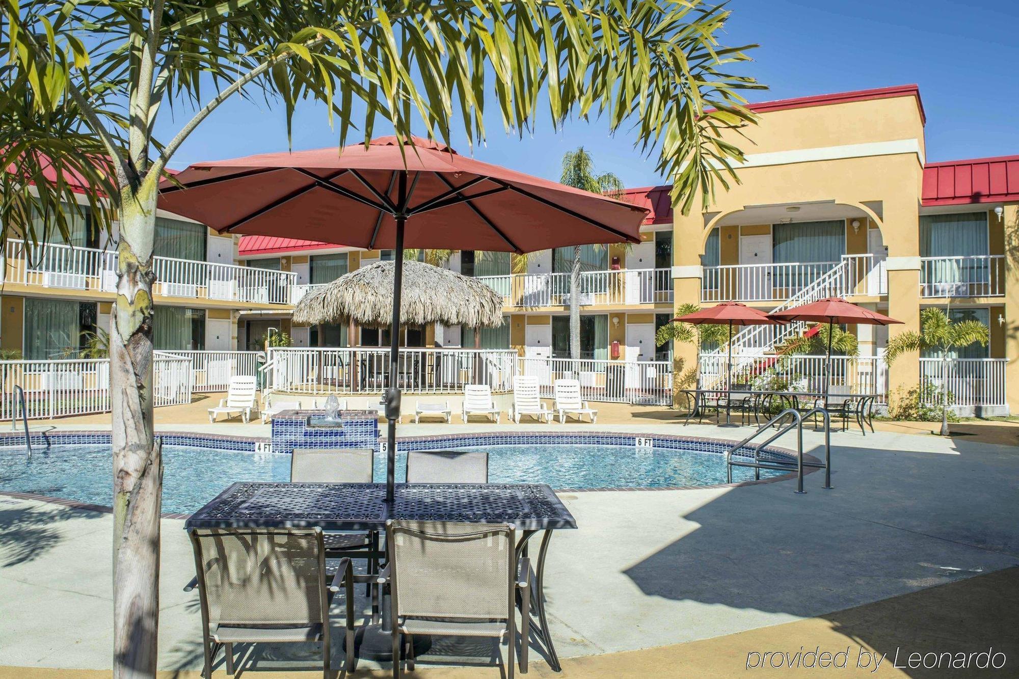 Rodeway Inn Нью-Порт-Ричи Экстерьер фото